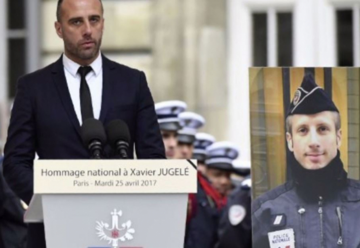 Partner zastřeleného homosexuálního policisty s ním po smrti uzavřel sňatek. Je to důkaz tolerance, nebo známka nevkusu?