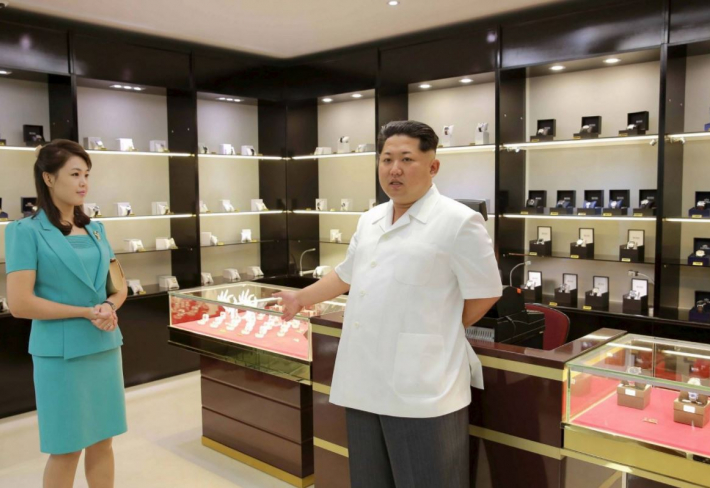 Kim Čong-un spolu se svou manželkou ukazuje místní obchod s luxusním zbožím. V zásadě severokorejské „Tuzexy“ slouží jako zdroj financování jaderných zbraní.