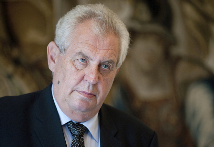 Všichni jsou zvědaví a čekají, co se bude dít. Michal David bude vyznamenán Milošem Zemanem.