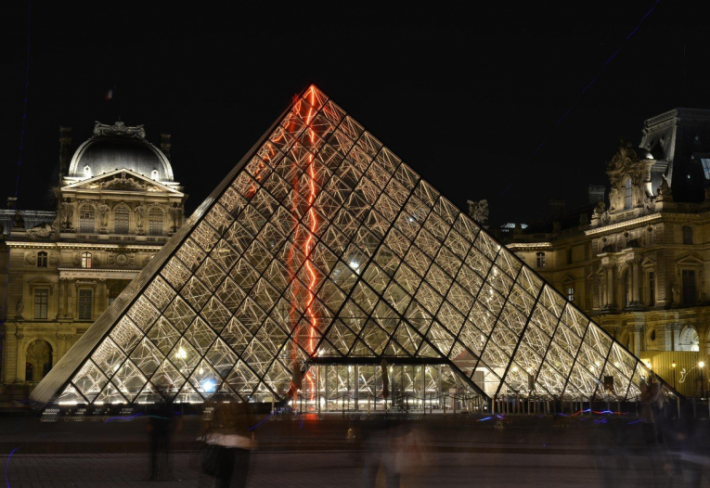 Pařížský Louvre skrývá mnoho tajemství. Záhady začínají už u skleněné pyramidy, která před ním stojí.