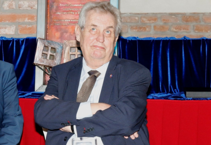 Miloš Zeman má jasno. Sklenička s kamarády je více než uctění památky padlých hrdinů.