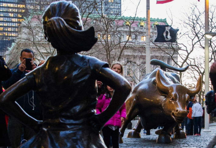 Socha odvážné holčičky se postavila nemilosrdnému býkovi z Wall Street. Myšlenka boje za rovnoprávnost dobrá, ale spíše by mohli zadavatelé z investičního fondu přijmout do svých řad nějaké ženy.
