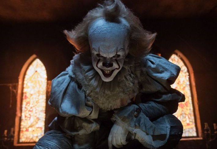 Filmový horor To, který právě běží v kinech, je novou adaptací románu Stephena Kinga. Rozhodně se vyplatí na něj jít.
