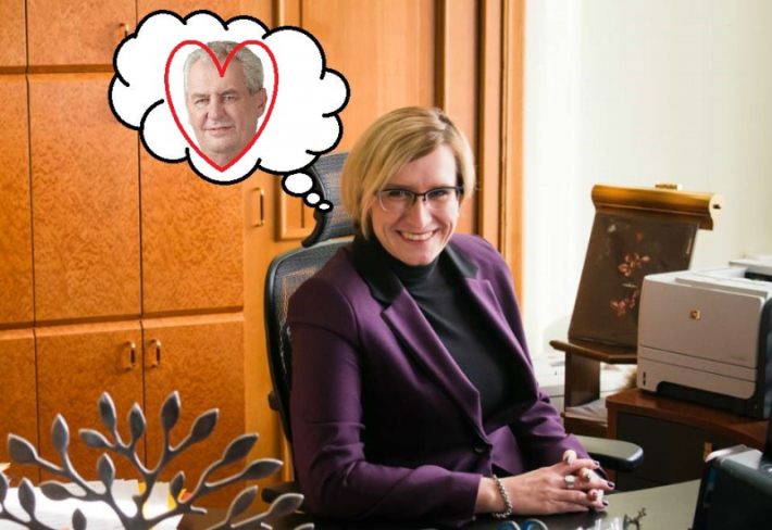 Karla Šlechtová je příkladnou členkou vlády. Má ráda jak svého premiéra, tak svého prezidenta. V druhém z nich dokonce vidí to, co ostatní nikoliv.
