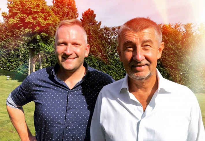 "Petr je úspěšný muž v nejlepších letech. Má za sebou Harvard. Přesněji Harvard Business School." Napsal AB "Petr je úspěšný muž v nejlepších letech. Má za sebou Harvard. Přesněji Harvard Business School." Napsal AB