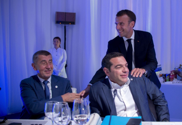 Andrej Babiš na jedné fotce s Emanuellem Macronem.