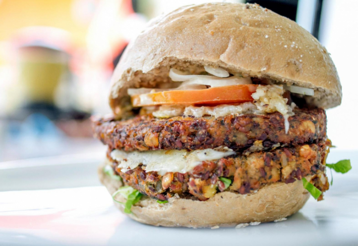 Veganský burger nejspíš bude muset být nazýván kotoučem v bulce.