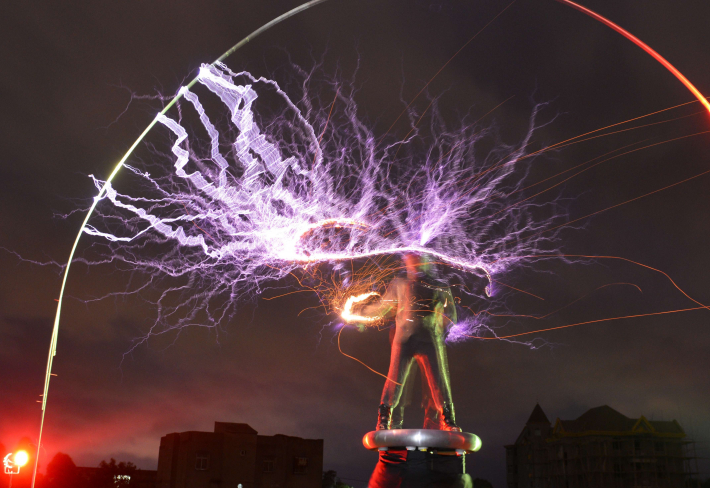 Dálkový přenos energie popsal Nikola Tesla už v roce 1891. Teď se na tomto principu budou dobíjet telefony