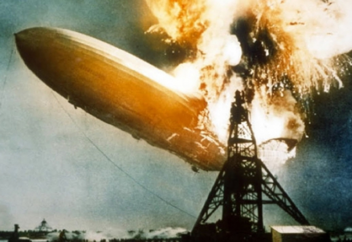 Během přistávacího manévru v Lakehurstu Hindenburg nečekaně vzplanul. Při katastrofě zahynulo 36 lidí.