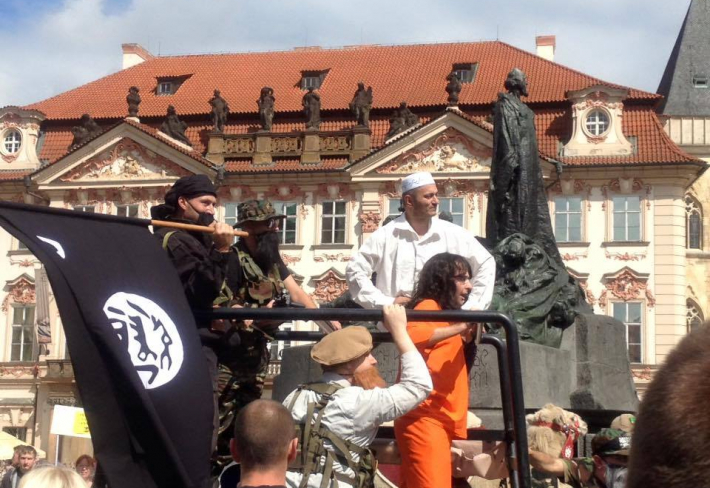 Kdyby si ho Marťas místo toho blbnutí s kucima na Staromáku radši vyhonil. I když v jeho případě je toto vlastně taková masturbace