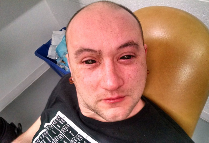 Není to Vetřelec, má pouze zatmavené kontaktní čočky