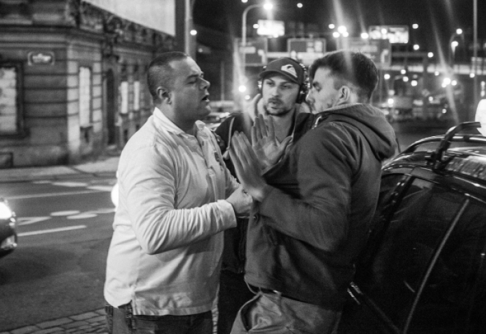 Nepoctivý pražský taxikář fyzicky napadá publicistu Janka Rubeše, kterého předtím okradl