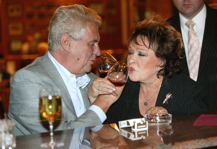 Ani Bohdalová, ani Miloš Zeman ještě nezemřeli, což je důvod k přípitku.