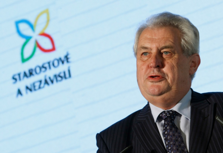 Zeman před pár lety na sjezdu STAN nadšeně hovořil, dnes je označuje za podvodníky. Jak sám řekl: "Jen blbec nemění své názory."