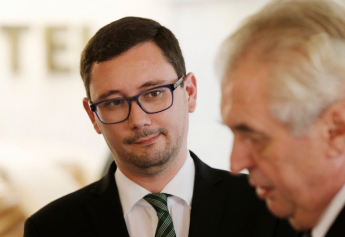 Jiří Ovčáček stojící, tweetující