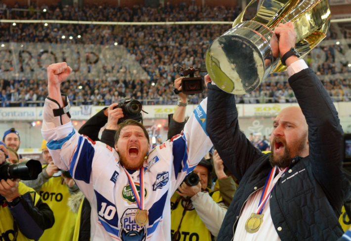 Radost z výhry v hokejové extralize u Komety Brno poněkud kalí fakt, že se tým a jeho fanoušci chlubí cizími úspěchy.