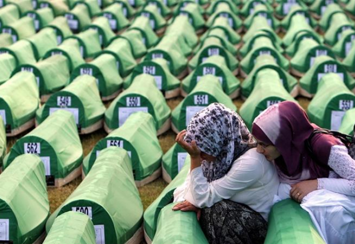Z více než 8000 obětí srebrenické genocidy se doposud podařilo identifikovat jen necelých 6900 osob, jejichž ostatkům se dostalo důstojného pohřbu.