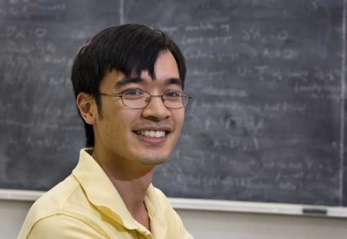 Terence Tao nedostal ke dvacetinám od svých kámošů láhev whisky, ale profesůru.