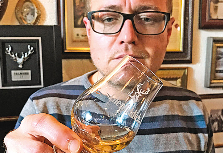 Whisky se zhodnotí pohledem, zakrouží se s ní ve sklence a po malých doušcích se usrkává. Whisky se zhodnotí pohledem, zakrouží se s ní ve sklence a po malých doušcích se usrkává.