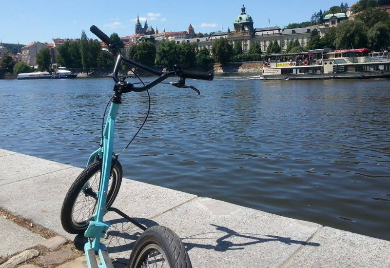Případné znechucení z všetečných turistů, kteří zírají a cvakají třemi fotoaparáty najednou, můžete zklidnit pohledem na Prahu. Je to krásný kýč a vždycky to funguje