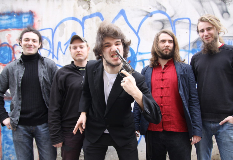 Pražská kapela Hentai Corporation hraje těžko definovatelnou směsici trash metalu a rock'n'rollu. Všichni členové jsou výborní instrumentalisté a jsou ceněni kritiky z Česka i zahraničí. Jen na Dačice je jejich tvorba málo buranská.