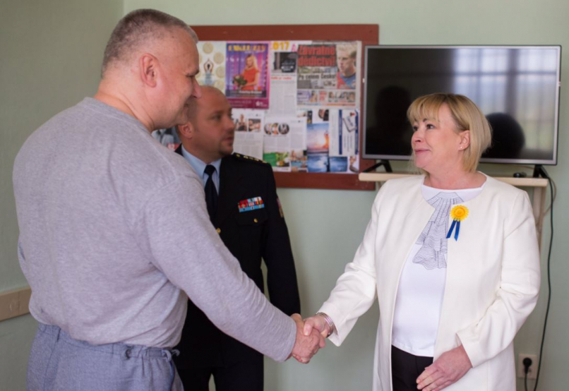 Jiné první dámy navštěvují dětské domovy a domovy důchodců. Ivana Zemanová raději zajede do vězení za Jiřím Kajínkem.