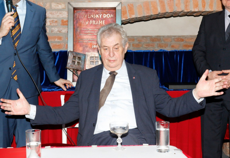 Šprýmař Miloš Zeman se svým transparentním účtem je nejlepší bankovní kampaní všech dob.
