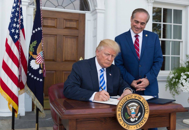 Na přetřes v projevu přišel i Obama, skvělý stav americké ekonomiky a nabídka demokratům podílet se na financování zdi na hranici s Mexikem.