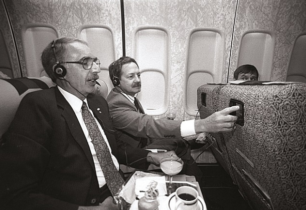 Rok 1988 a první osobní zábavní systém. Displeje měly tehdy miniaturní úhlopříčku 2,7 palce. Rok 1988 a první osobní zábavní systém. Displeje měly tehdy miniaturní úhlopříčku 2,7 palce.