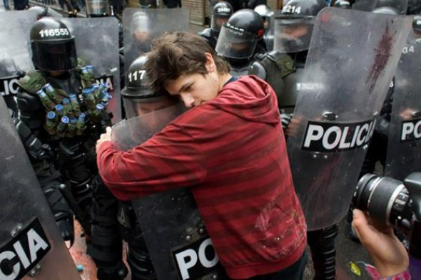 3. Chlapec objímající policistu, Kolumbie 2011