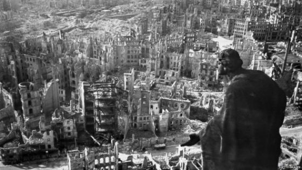 1) Takto vypadalo město Drážďany po bombardování spojeneckým letectvem, zemřelo skoro 250 000 lidí