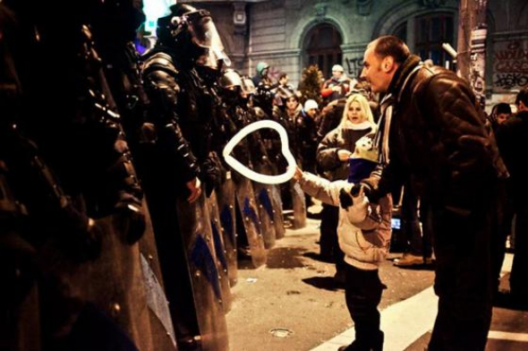 2. Dítě podává vojákovi balónek ve tvaru srdíčka, Rumunsko 2012