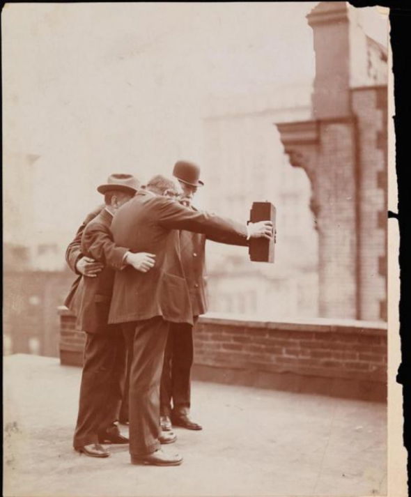 2) První selfie z roku 1920