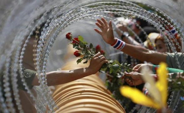 5) Lidé nabízejí vojákům květiny, Thajsko 2013
