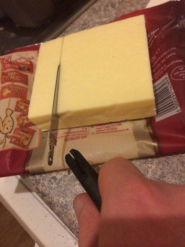 6. Když se vám při krájení sýra rozbije nůž