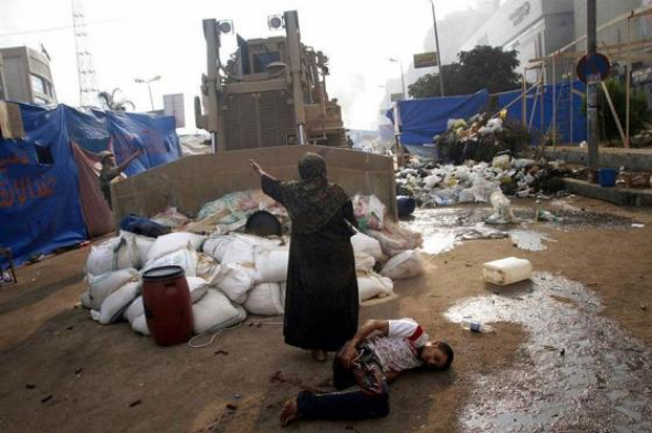 7. Žena se snaží zachránit zraněného muže, Egypt 2013