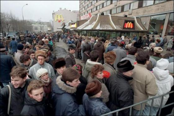 8) Lidé čekají na otevření prvního McDonaldu 30. ledna 1990 v Sovětském svazu