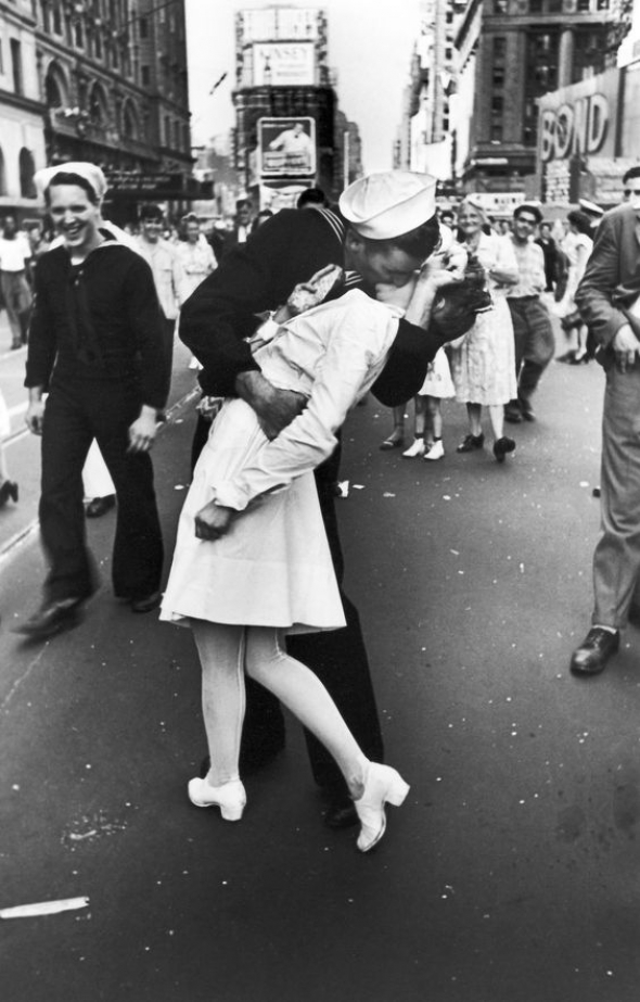 1# Námořník líbající sestřičku po návratu z války. Dámy, která z Vás by dokázala odolat? (Times Square, 14. října 1945).