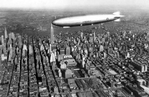 9) Vzducholoď nad New Yorkem v roce 1931
