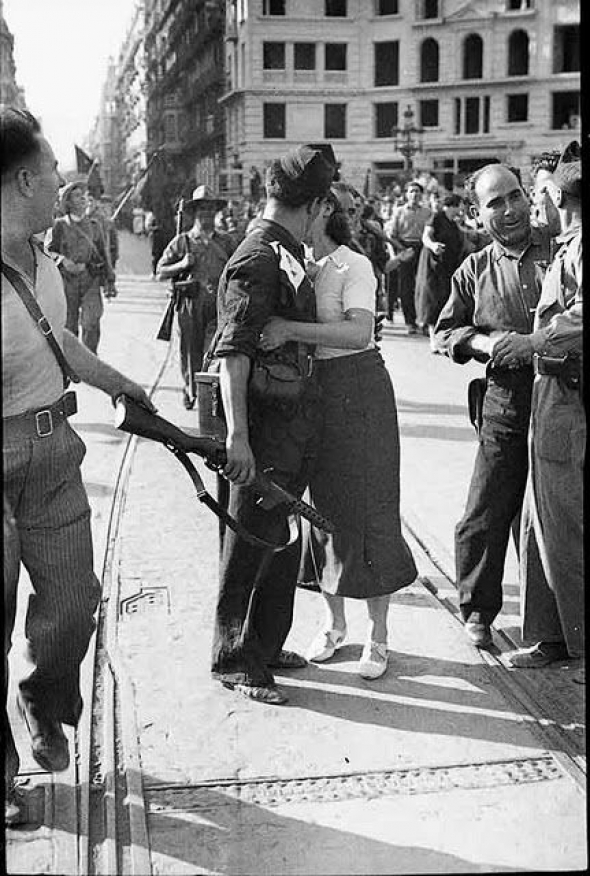 10# Příslušník domobrany líbající svou přítelkyni v červnu 1936, Katalánsko.