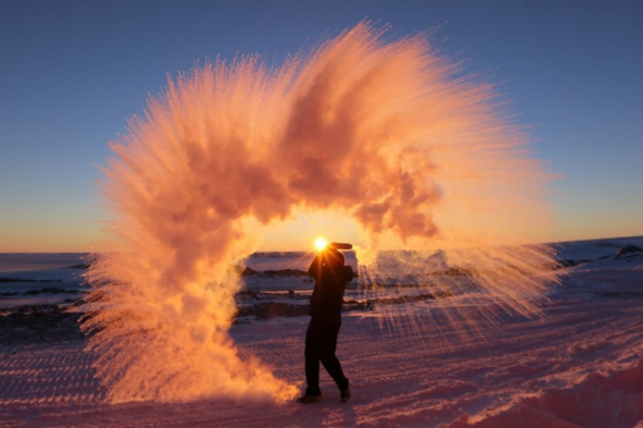 Co se stane, když vrhnete horkou vodou na Antarktidě?