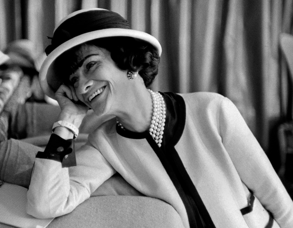 10) „My, ženy, potřebujeme krásu, aby nás muži milovali, a hloupost, abychom milovaly my je.“ Coco Chanel 
