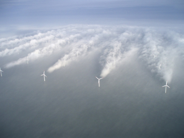 7. Větrné turbíny v mlze 