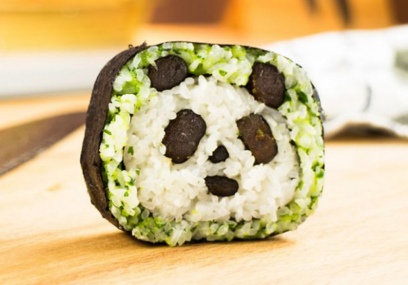 Sushi se v Japonsku stalo uměleckým dílem. Ti nejlepší dokážou dokonce v sushi vyobrazit filmovou postavičku nebo také celou zemi! Lidé je považují za umělce, a jejich tvorba koluje po celém světě.