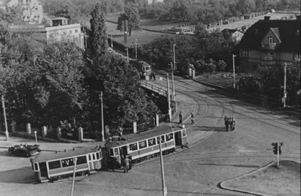 3. Místo atentátu - křižovatka tehdejší Kirchmayerovy třídy (dnes Zenklova ulice – cesta z Kobylis přes Starou Libeň) s ulicí V Holešovičkách
