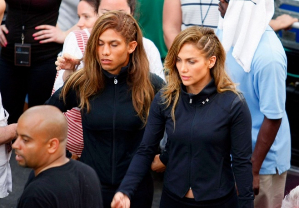 14. Jennifer Lopez a její dvojnice Daniel Arroyo ve videoklipu ‚‚Follow the Leader’’