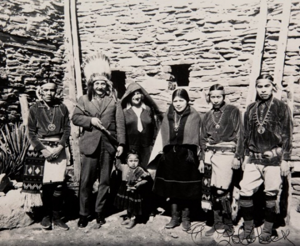 3. Albert Einstein s indiány Hopi, 1922.