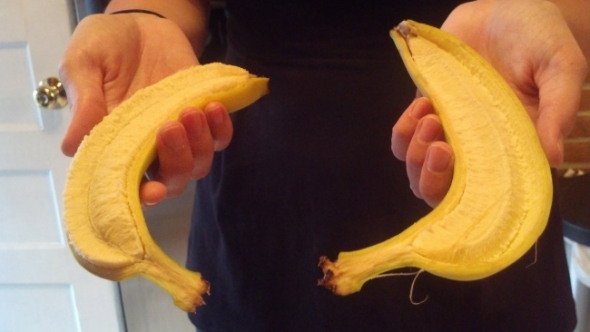 18) Banán roztrhnutý naprosto bezchybně vejpůl