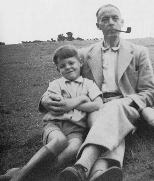 1. Osmiletý Paul McCartney se svým tatínkem v roce 1950