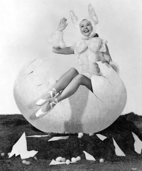 6# Vera Ellen jako pin-up zajíček usazená doslova ve velikonočním vajíčku!